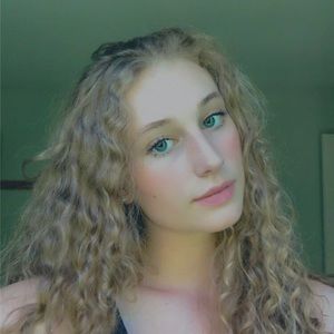 Meet your Posher, Caitlin